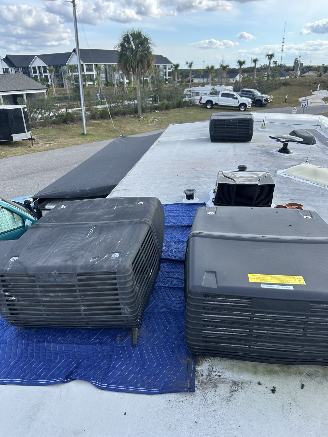 RV rooftop air conditioning units